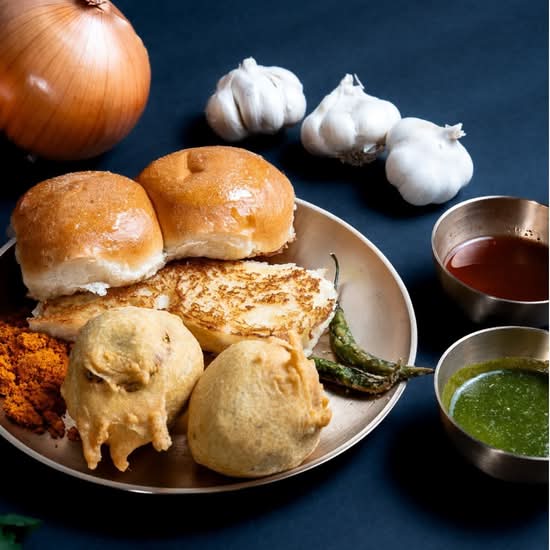 Roasted Vadapav w/chutney plate 2pc